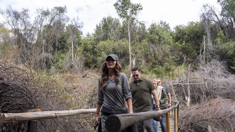 Kristi Noem lance une flamme sur un tas de carton