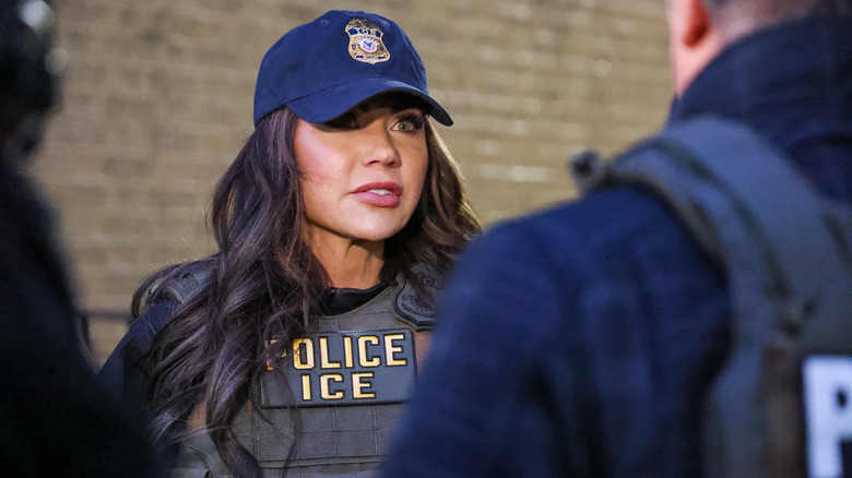 Kristi Noem vêtue d'une casquette et d'un gilet pare-balles à New York