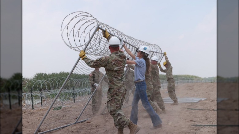 Kristi Noem installe une clôture avec des barbelés dessus