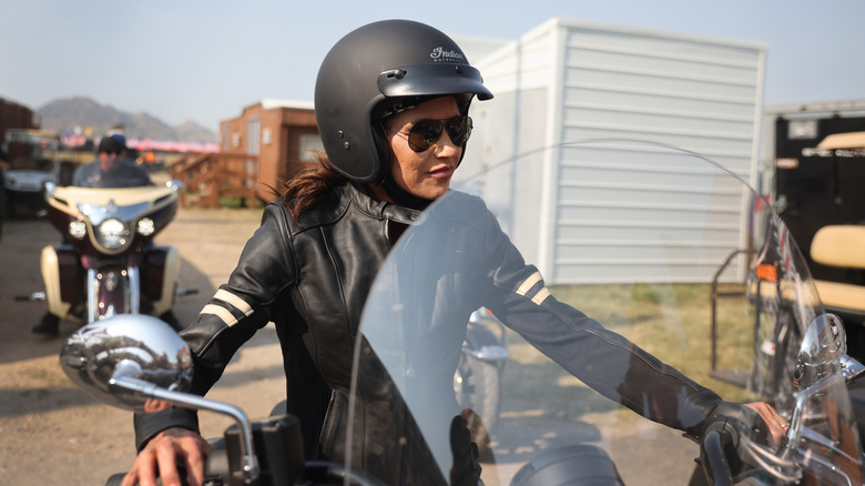 Kristi Noem vêtue d'un équipement de moto lors d'un rassemblement