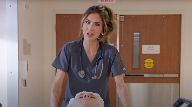 Kristi Noem habillée en infirmière sur YouTube