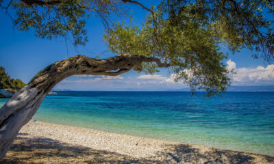 Cette île grecque aux plages blanches immaculées offre une évasion sereine sans la foule