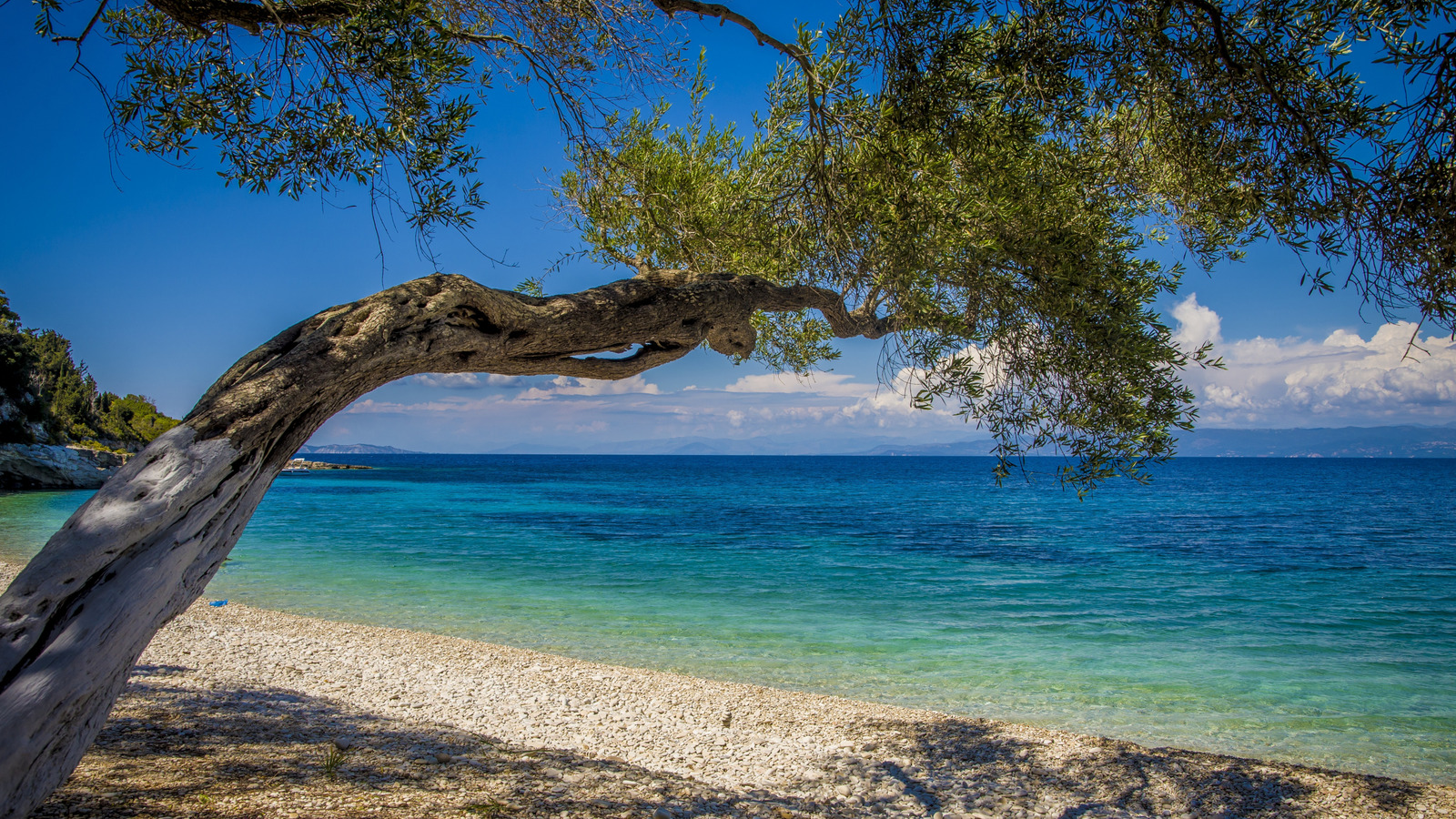 Cette île grecque aux plages blanches immaculées offre une évasion sereine sans la foule