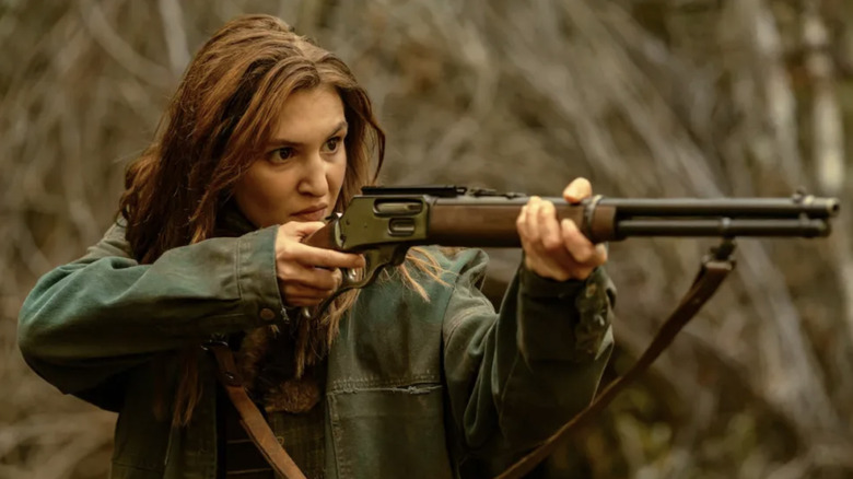 Gilets jaunes, Shauna tenant un fusil