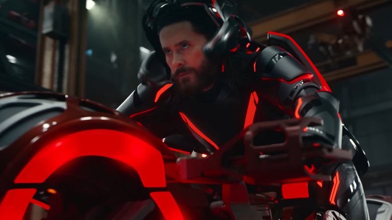 Jared Leto dans le rôle d'Ares s'équipant d'un Lightcycle dans Tron : Ares