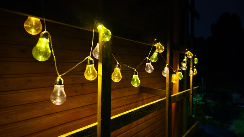 Guirlande lumineuse à énergie solaire de couleur jaune et verte.