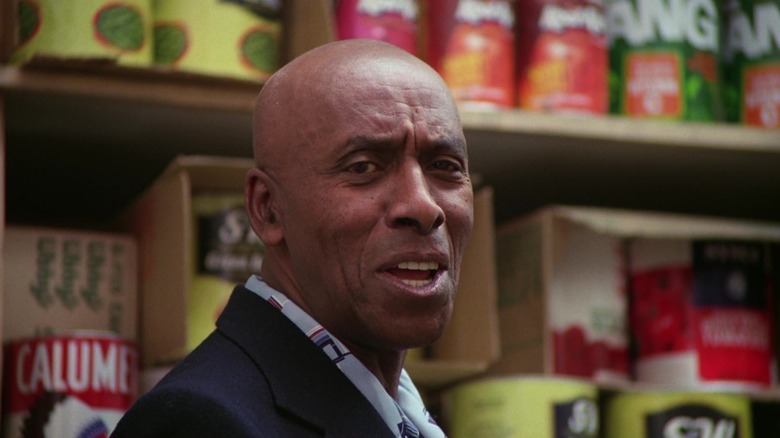 Dick Hallorann de Scatman Crothers est vu en gros plan dans une salle de stockage de nourriture dans The Shining