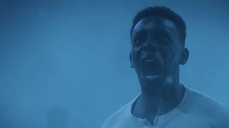 Dick Hallorann de Chris Chalk crie alors qu'il est entouré d'un brouillard bleu dans It Welcome to Derry.jpg