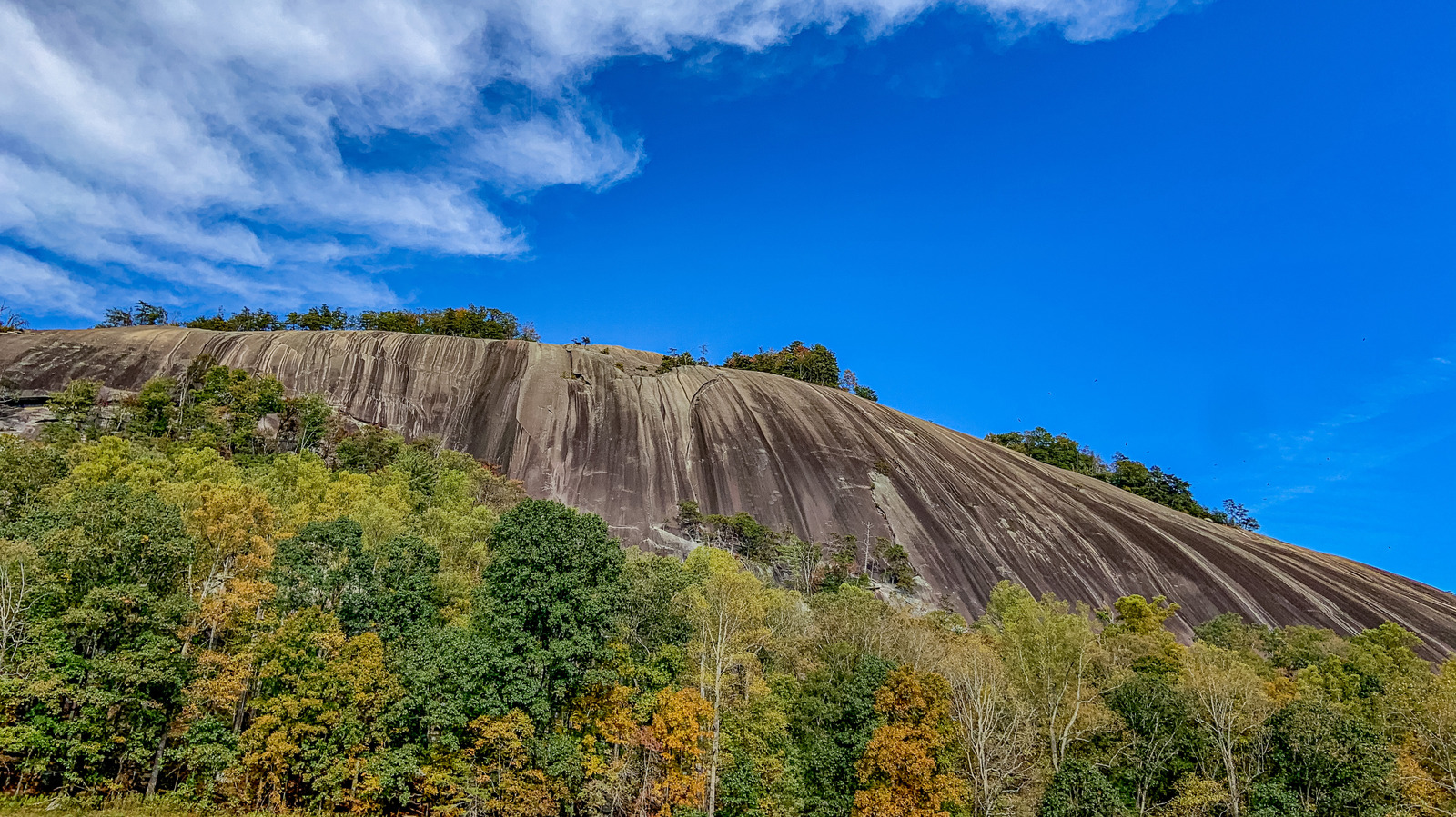 Ce parc de montagne pittoresque en Géorgie propose du camping, de la randonnée et des divertissements en famille