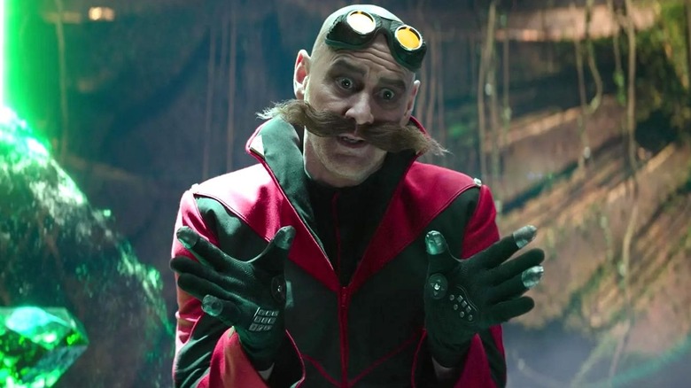 Jim Carrey dans le rôle du Dr Robotnik faisant des gestes avec ses mains dans Sonic the Hedgehog 3