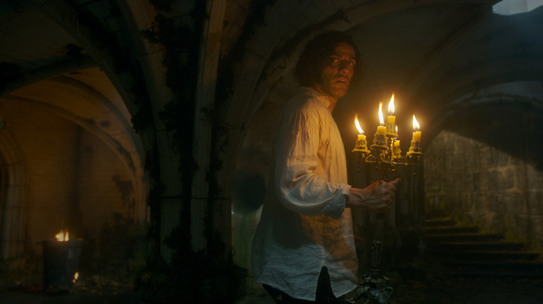 Victor tient un candélabre à Frankenstein