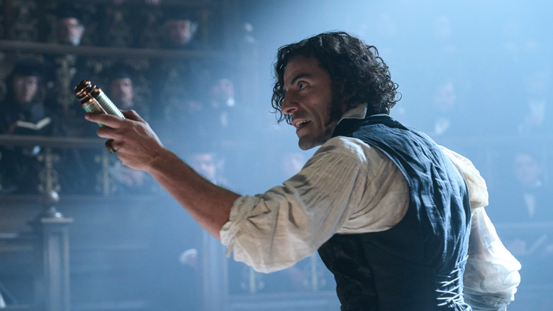 Victor Frankenstein s'adresse à une salle remplie d'étudiants en médecine à Frankenstein