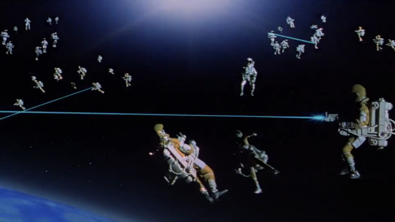 Les astronautes se tirent des lasers alors qu'ils sont suspendus dans l'espace dans Moonraker