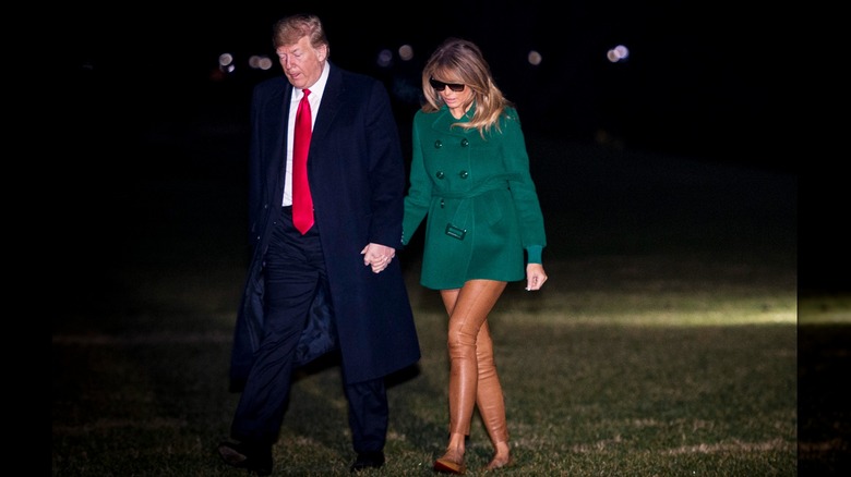 Melania Trump porte un pantalon marron moulant