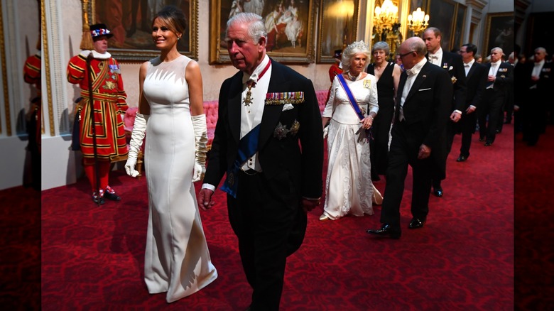 Melania Trump porte une longue robe blanche et de longs gants