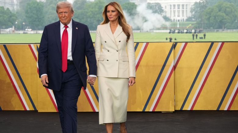 Melania Trump porte une tenue mal ajustée avec Donald Trump en 2025