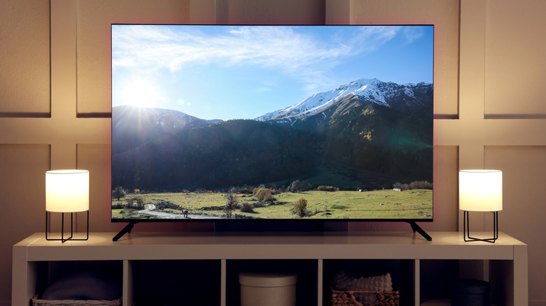 TV écran plat sur meuble TV