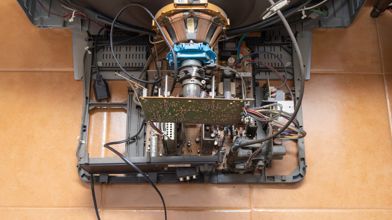 à l'intérieur du téléviseur CRT