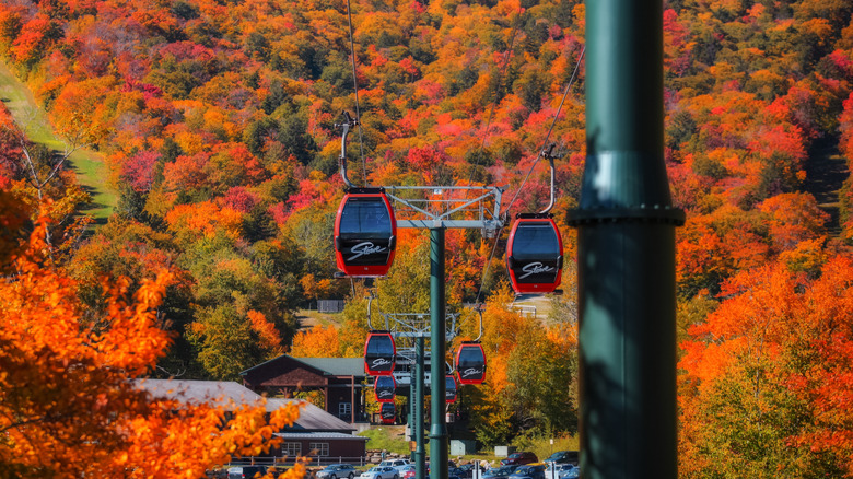 Les gondoles grimpant sur le feuillage d'automne couvraient le mont Mansfield à Stowe, dans le Vermont, en automne