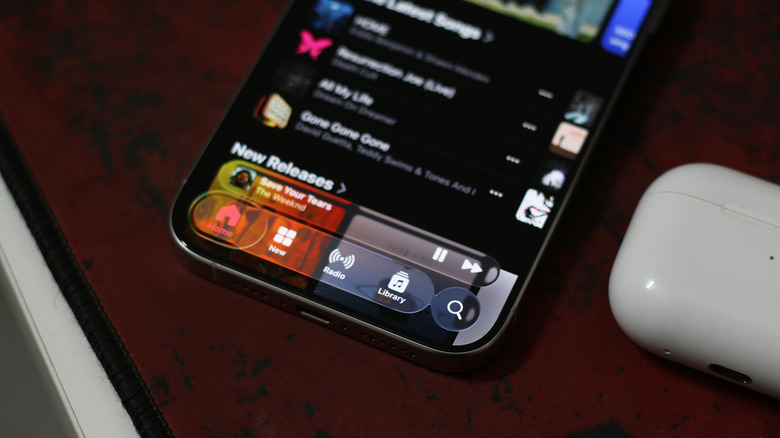 Éléments Liquid Glass dans l’application Musique sur iPhone