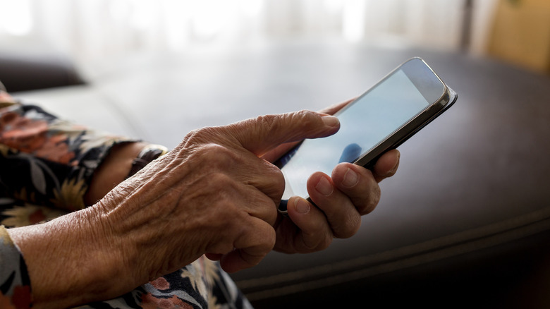 Une personne âgée au téléphone
