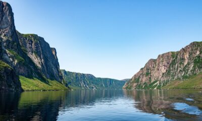 Ce fjord spectaculaire du parc national du Gros-Morne au Canada donne l'impression d'être en Norvège