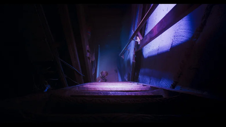 Indy le chien regardant un escalier effrayant dans un bon garçon