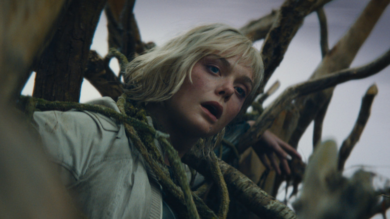Elle Fanning dans le rôle de Thia coincée dans un arbre dans Predator: Badlands
