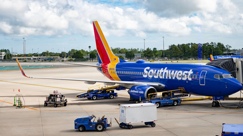 Un avion du sud-ouest cloué au sol dans un aéroport