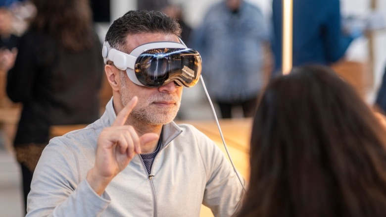 Un client essaie le Vision Pro dans un Apple Store