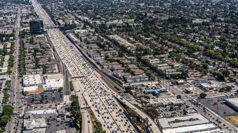 Vue aérienne du paysage de l'heure de pointe du boulevard Sepulveda avec circulation