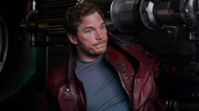 Star-Lord se dresse contre un mur de technologie
