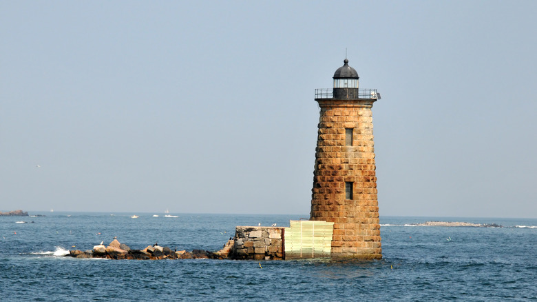 Le phare de Whaleback se dresse au large de Kittery Point