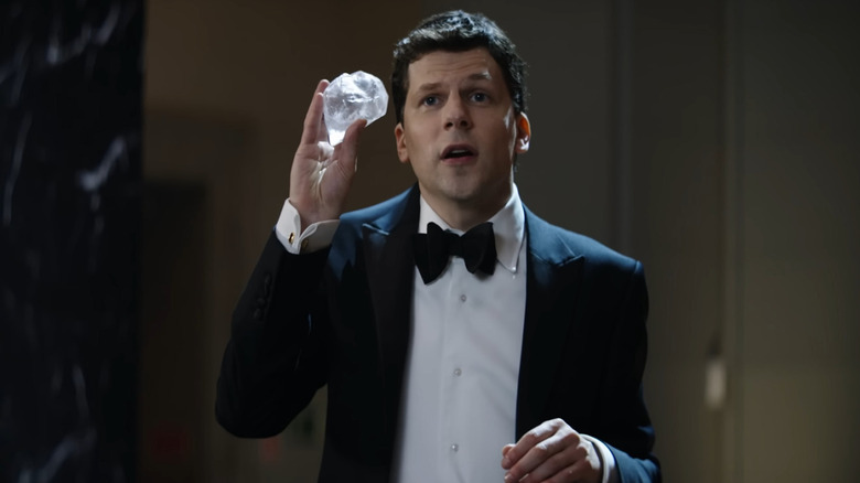 Jesse Eisenberg dans le rôle de J. Daniel Atlas tenant un gros diamant dans Now You See Me: Now You Don't