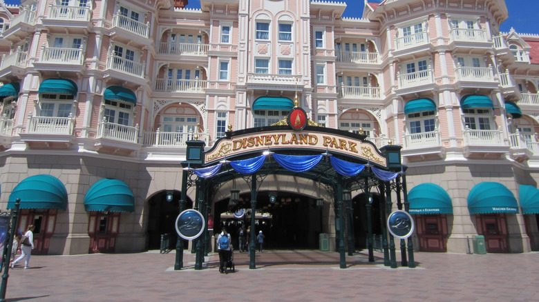 L'entrée de Disneyland Paris presque vide.