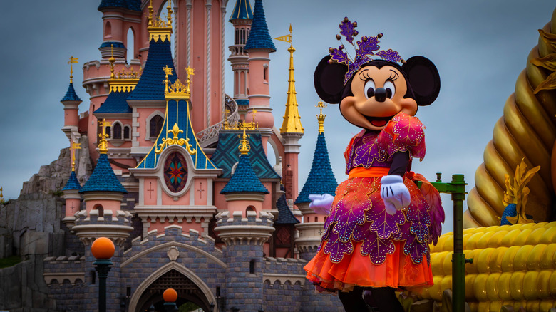 Halloween Minnie devant le château de Disneyland Paris.