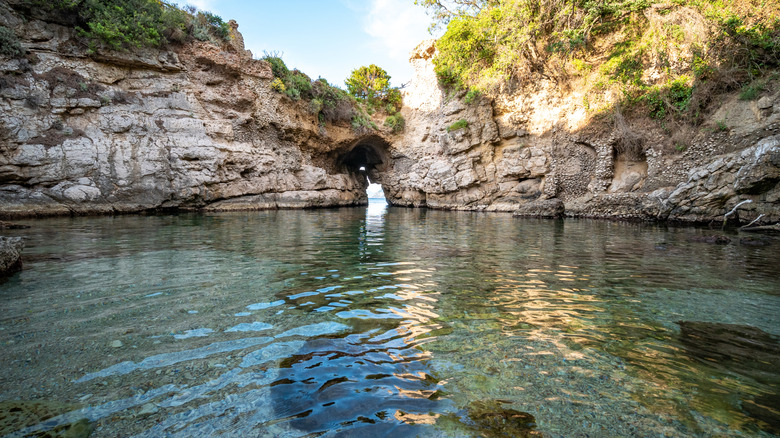 L'arche rocheuse termine Bagni Regina Giovanna sur Capo di Sorrento à Sorrente, Italie