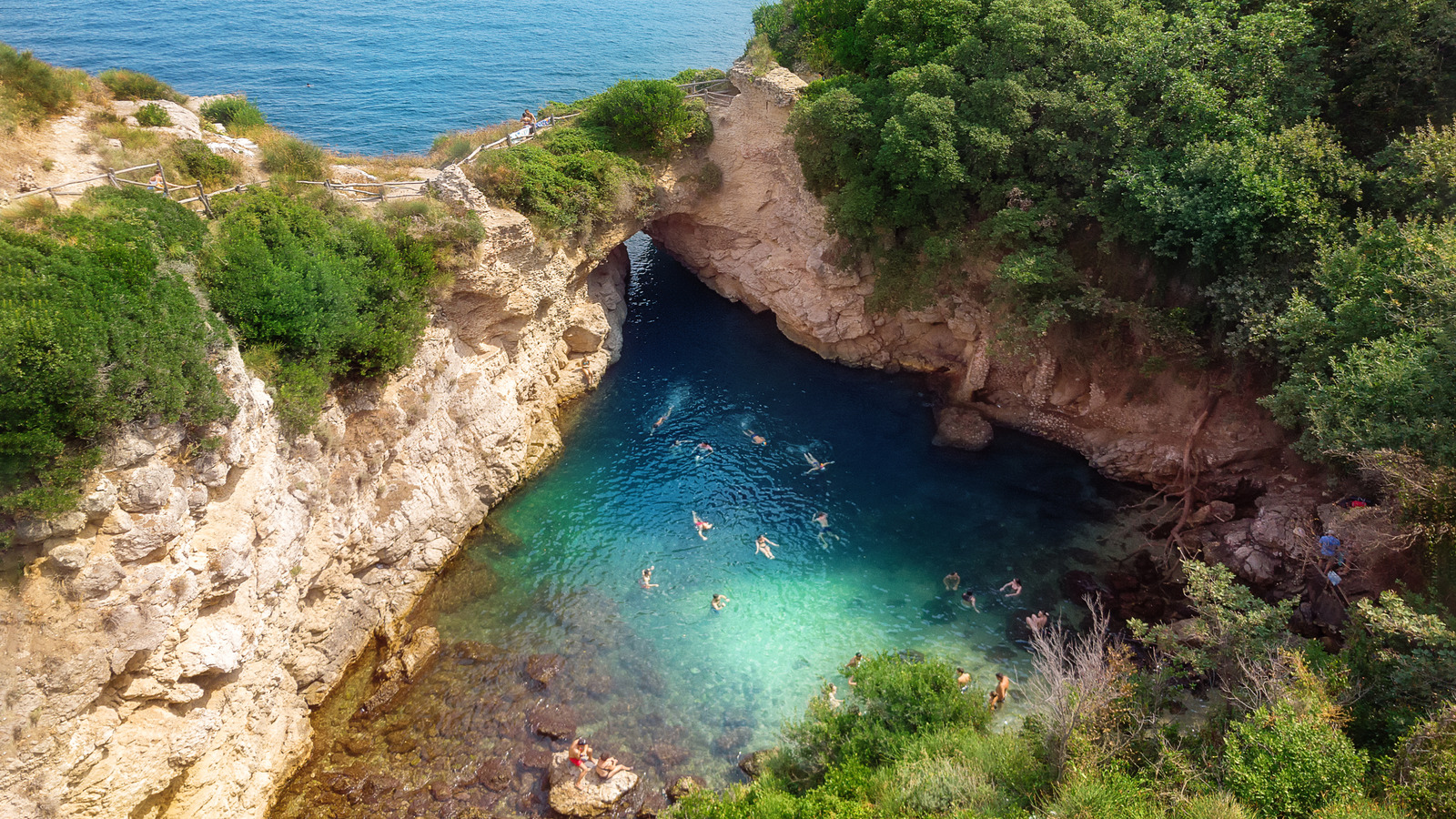 Les piscines naturelles cachées d'Italie offrent une oasis de baignade immaculée avec des vues spectaculaires