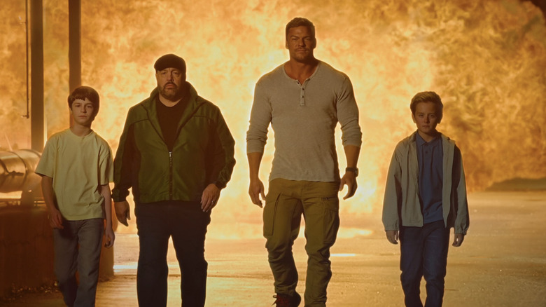 Lucas de Benjamin Pajak, Brian de Kevin James, Jeff d'Alan Ritchson et CJ de Banks Pierce s'éloignent d'une explosion dans Playdate