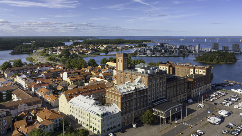 Une photo du centre-ville de Kalmar montrant les petites îles et les ponts qui les relient