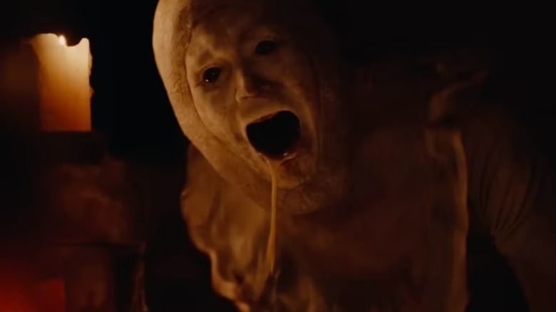 L'un des enfants dit bonjour dans Keeper