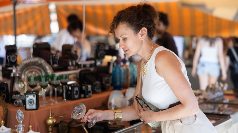 Une femme parcourt les antiquités