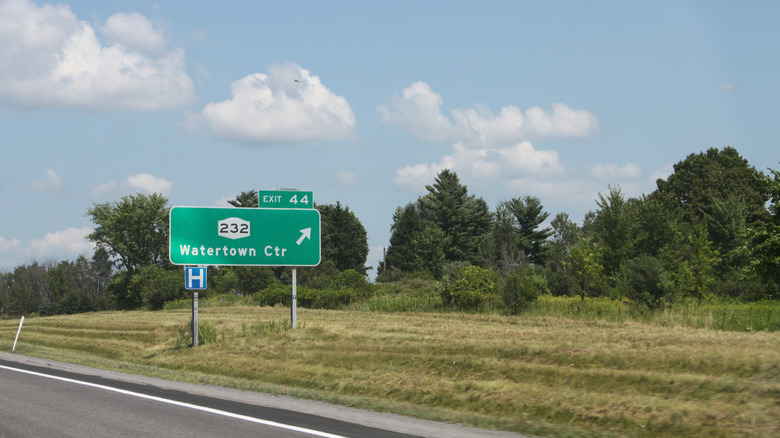 Panneau de la ville de Watertown à proximité de la route à grande vitesse