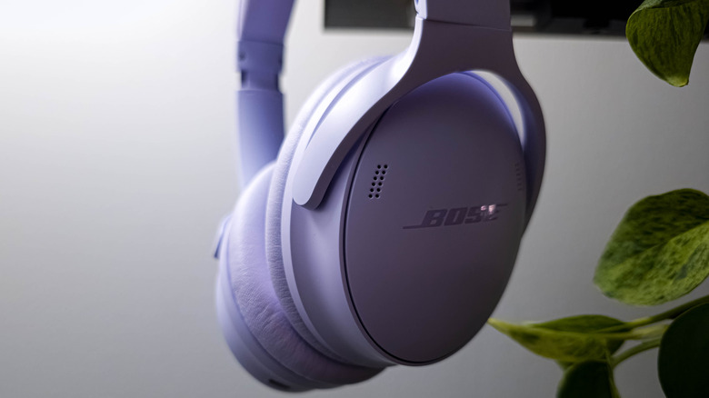 Bose QuietComfort SC suspendu près des plantes et d'un téléviseur monté