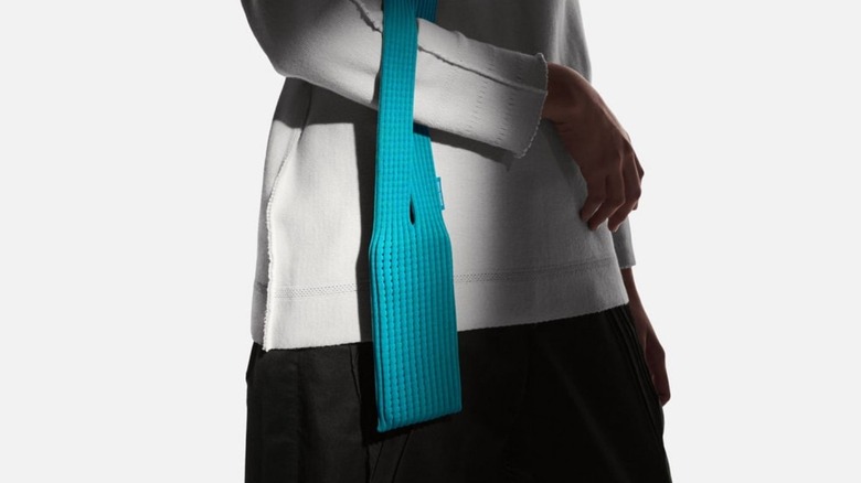 Poche pour iPhone bleue portée sur le bras de quelqu'un