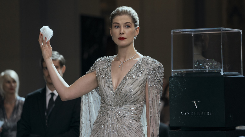 Rosamund Pike dans le rôle de Veronika Vanderberg brandissant un gros diamant dans Now You See Me: Now You Don't