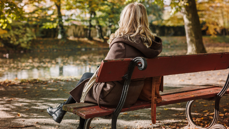 Femme assise seule sur un banc