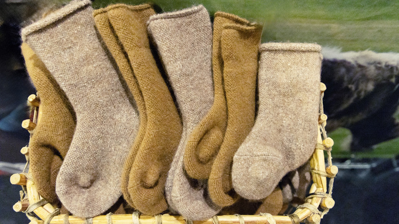 Un panier de chaussettes en laine