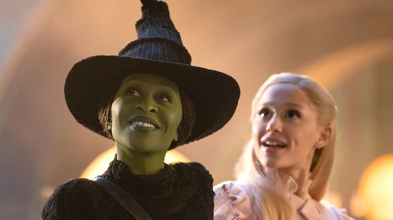 Glinda et Elphaba regardent avec émerveillement dans Wicked : Première partie