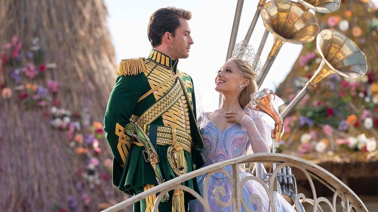 Fiyero et Glinda posant pour une foule en adoration dans Wicked : For Good